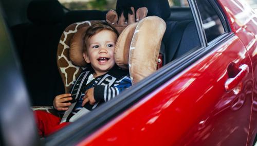 Со скольки лет можно сажать ребенка на переднее сиденье. Ребенок в автомобиле. Со скольки лет можно ездить на переднем сиденье?