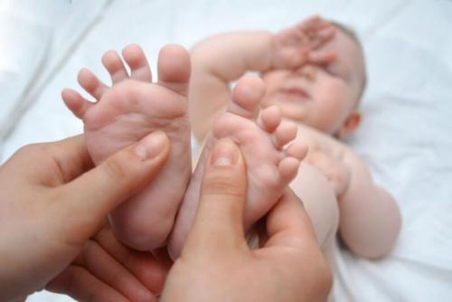 Высокая температура у ребёнка не сбивается руки ноги холодные. Почему при температуре у детей холодные конечности