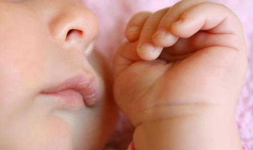 Как убрать козявки у младенца из носа. Чистим носик новорожденному: чем и как правильно, нужно ли это младенцу, что говорят врачи