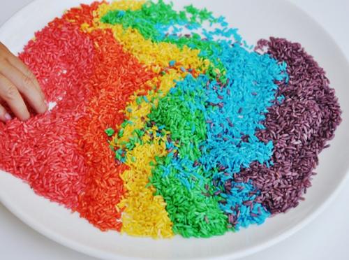 Игры с цветным рисом. Цветной рис для детских игр
