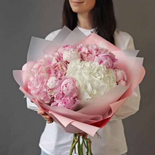 Какие составляющие можно использовать вместе с гортензией для создания зимнего букета