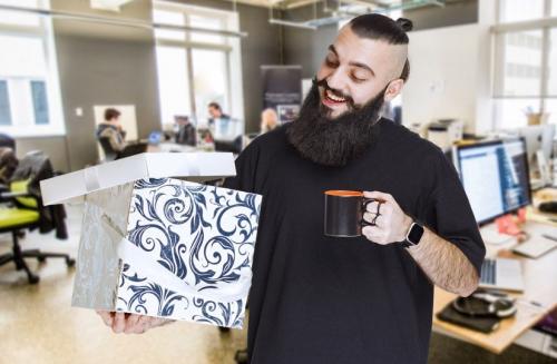 Какой подарок лучше: полезный или символический. Подарки, которые не будут передаривать. Готовые идеи и полезные советы, как не промахнуться с презентом для коллег