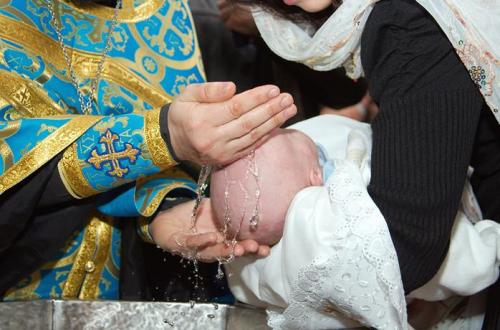 Что обычно дарят крестные родители на крестины девочке до года. Обязанности крестных до во время и после таинства Крещения