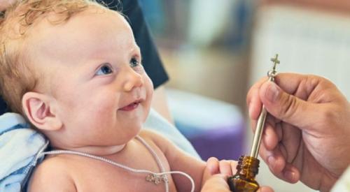 Что обычно дарят крестные родители на крестины девочке до года. Обязанности крестных до во время и после таинства Крещения