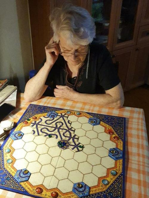 Какие факторы делают настольные игры любимыми для разных поколений. Старшее поколение и настольные игры