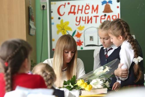 Какие подарки можно выбрать для мужчины-педагога на День учителя 2025. Подарки на День учителя
