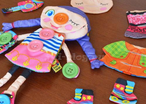 Чем занять ребенка в 2-3 года дома.  Учимся застегивать пуговицы