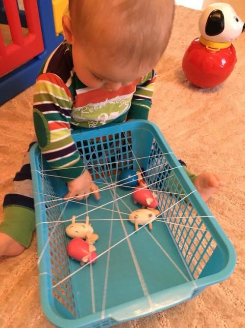 Чем занять ребенка до года. 25 идей, чем заняться с малышом до года