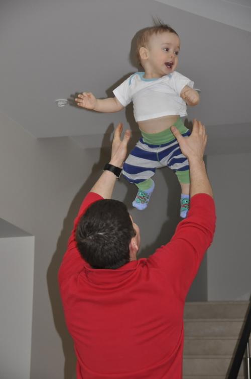 Чем занять ребенка до года. 25 идей, чем заняться с малышом до года