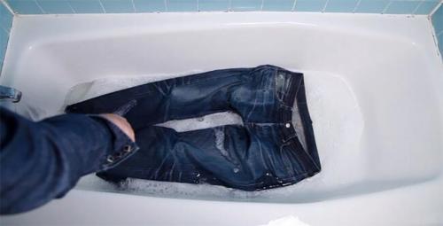 Как уменьшить джинсы в кипятке. Как можно уменьшить размер джинсов