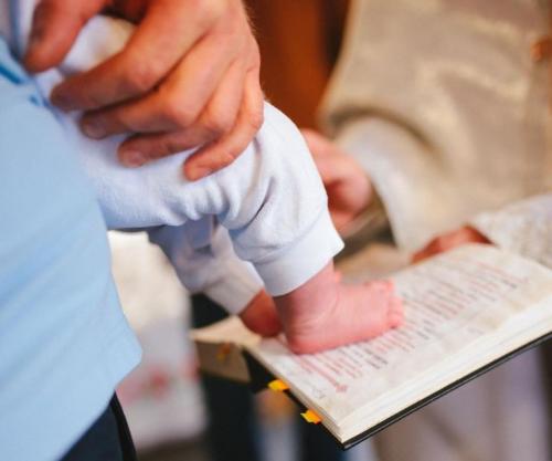 Что подарить на крестины от гостей. Что дарят на крестины мальчику и девочке: лучшие подарки на крещение ребенка