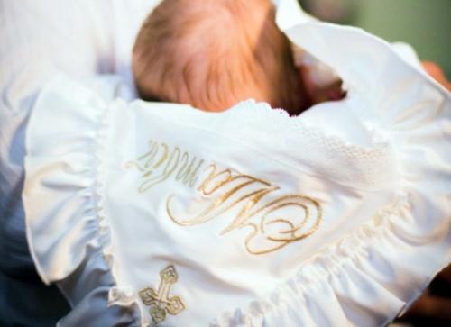 Что подарить родителям на крестины ребенка. Что подарить на крестины ребенку, взрослому и крестным родителям