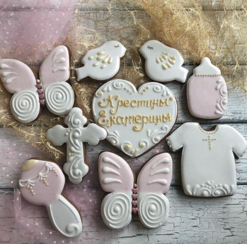 Как отблагодарить крестных родителей. Что дарят на крестины мальчику и девочке: лучшие подарки на крещение ребенка