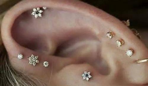 На каком ухе прокалывают вторую сережку девушки. В каком ухе прокалывают вторую дырку девушке