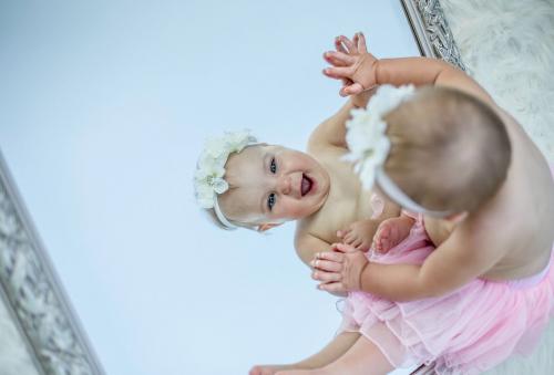 Какие есть опасные последствия от веры в мифы и суеверия о родах. Ребенок не научится говорить, если увидит зеркало до года