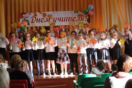 Какие цвета и визуальные эффекты можно использовать для создания впечатляющего поздравления