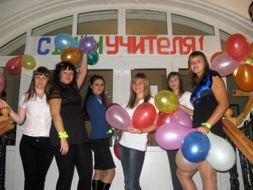 Какие цвета и визуальные эффекты можно использовать для создания впечатляющего поздравления