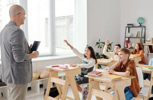 Какие подарки могут быть наиболее эффективными для укрепления отношений между педагогом и учениками в 2024 году. День учителя — 2024: что думают педагоги о подарках от родителей