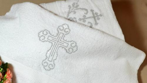 Что подарить на крестины девочке от крестной и крестного. Что должны подарить на Крещение крестные мама и папа? 02 Что подарить на крестины девочке от крестной и крестного. Что должны подарить на Крещение крестные мама и папа? 02