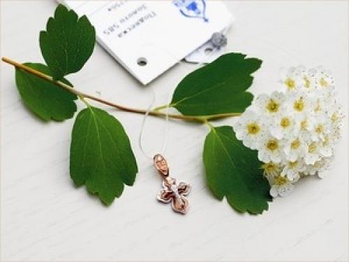 Что подарить на крестины девочке от крестной и крестного. Что должны подарить на Крещение крестные мама и папа?