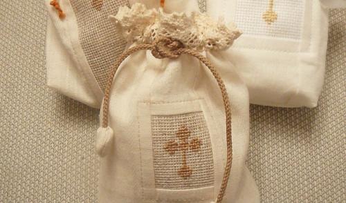 Что подарить на крестины девочке от крестной и крестного. Что должны подарить на Крещение крестные мама и папа? 03 Что подарить на крестины девочке от крестной и крестного. Что должны подарить на Крещение крестные мама и папа? 03