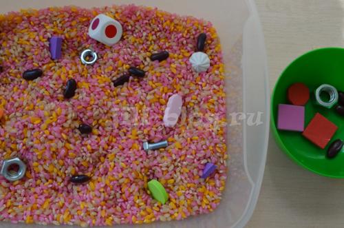 Как покрасить рис для сенсорной коробки.  Сенсорные коробки с крупой