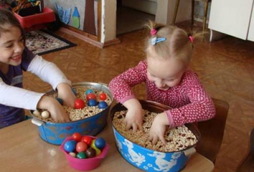 Игры с ребенком 1 год 3 месяца. Мелкая моторика