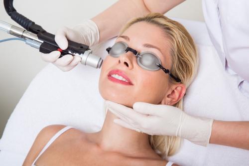 Можно ли применять кремы для увлажнения после лазерной эпиляции. Как ухаживать за кожей между сеансами лазерной эпиляции?