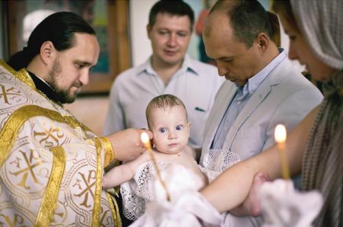 Что обычно дарят на крестины мальчику и девочке. Что дарят крестные на крестины