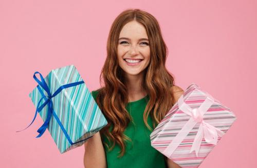 Что лучше: полезный подарок или символический. Подарки, которые не будут передаривать. Готовые идеи и полезные советы, как не промахнуться с презентом для коллег