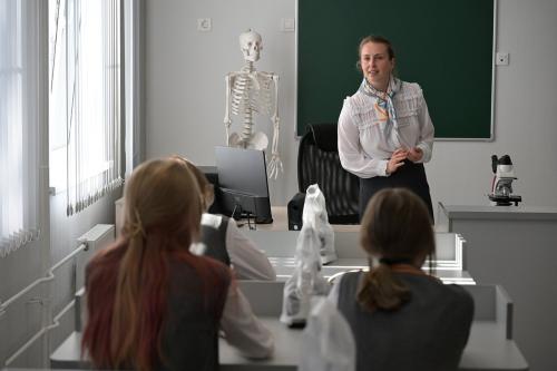 Какие короткие и трогательные фразы можно использовать, чтобы поздравить учителя с его профессиональным праздником. Короткие поздравления с Днем учителя в прозе