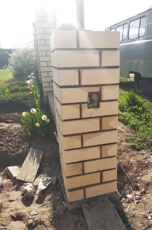 Что нужно для строительства столбов и забора из кирпича Что нужно для строительства столбов и забора из кирпича